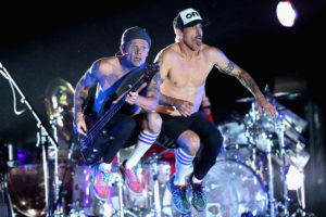 Red Hot Chili Peppers s novim singlom odali počast Eddieju Van Halenu